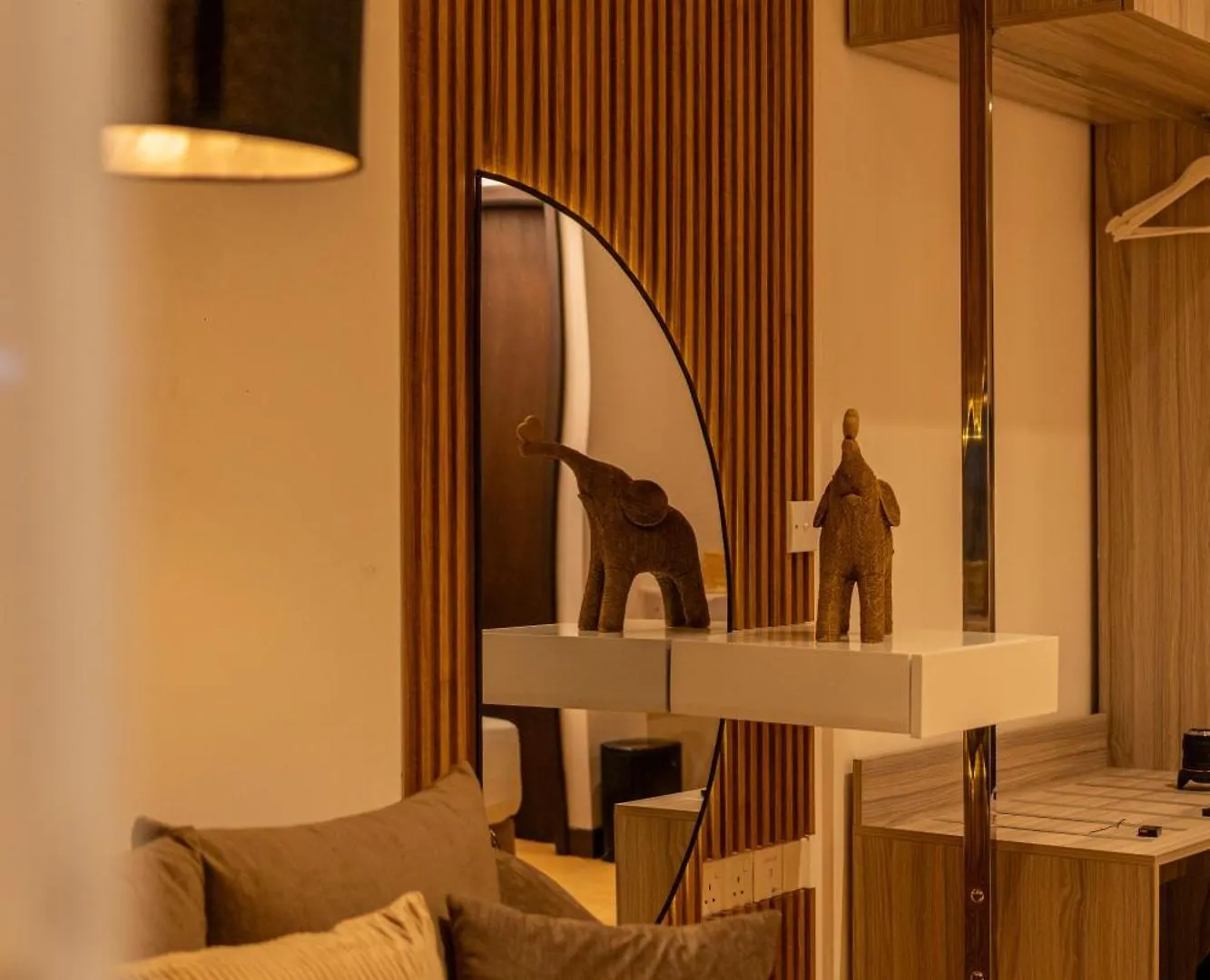 Negombo Beach - The Breeze By Roshi Apartahotel